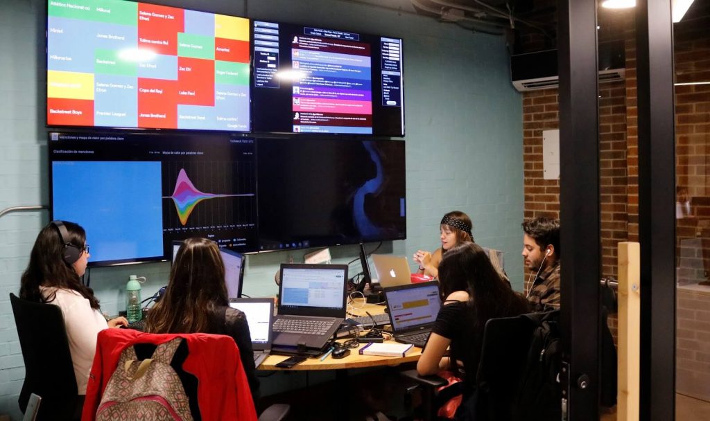 metricas SM EL REAL TIME DESDE LA SALA DE MONITOREO DE SM DIGITAL