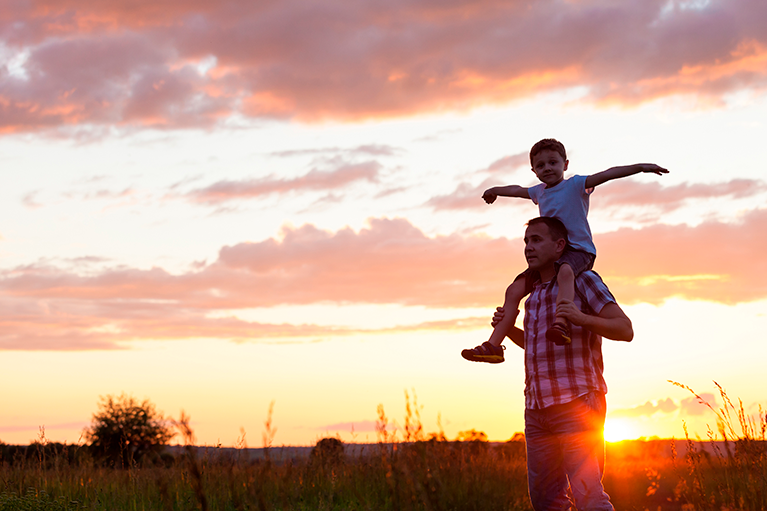 padre_e_hijo_en_el_campo_migracion_hacias_las_ciudades_tendencias_tiempos_coronavirus_SM_Digital